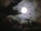 雲に霞む満月